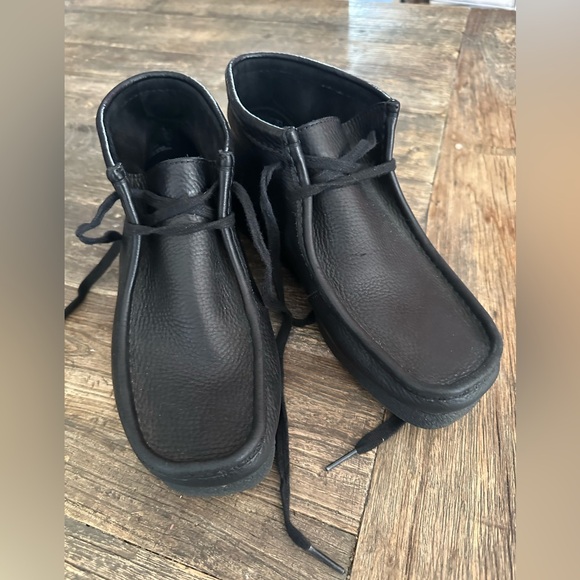 Clarks - barely used - Black Leather Men’s Wallabee Boots (7.5)